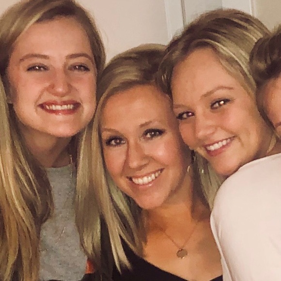 Meet your Posher, Alexandra - Picture 1 of 1